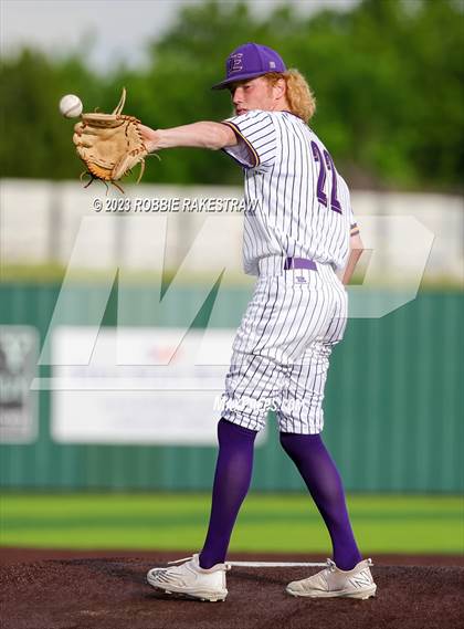 Thumbnail 1 in Edgewood vs. Scurry-Rosser (UIL 3A Area Playoff) photogallery.