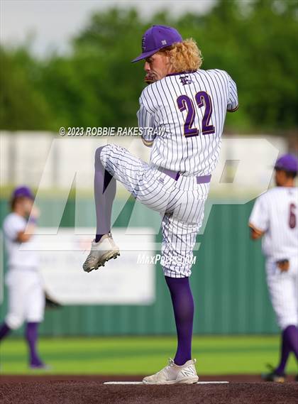 Thumbnail 1 in Edgewood vs. Scurry-Rosser (UIL 3A Area Playoff) photogallery.