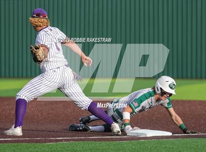 Thumbnail 2 in Edgewood vs. Scurry-Rosser (UIL 3A Area Playoff) photogallery.