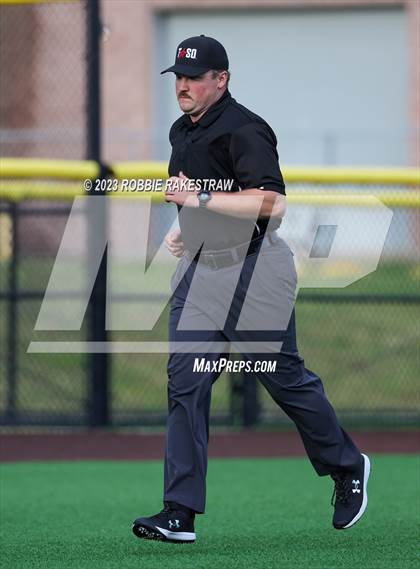 Thumbnail 3 in Edgewood vs. Scurry-Rosser (UIL 3A Area Playoff) photogallery.