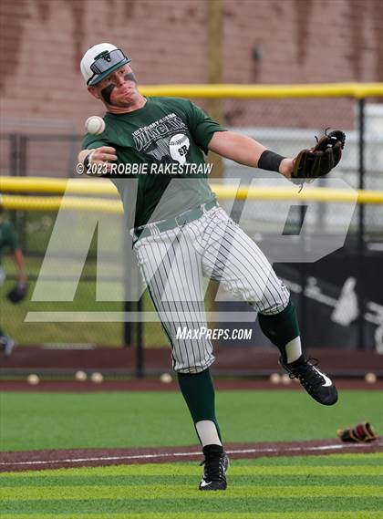 Thumbnail 1 in Edgewood vs. Scurry-Rosser (UIL 3A Area Playoff) photogallery.