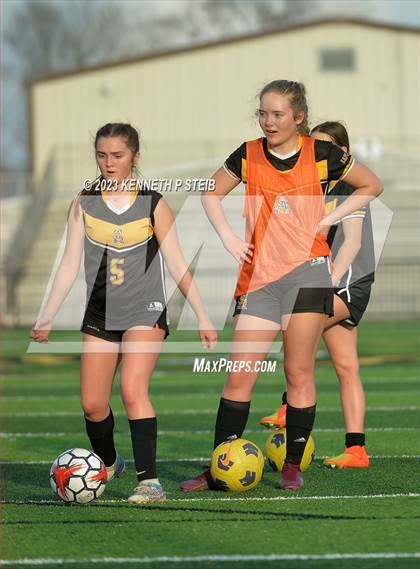 Thumbnail 2 in St. Amant vs. Byrd (Division I Regional Playoff) photogallery.