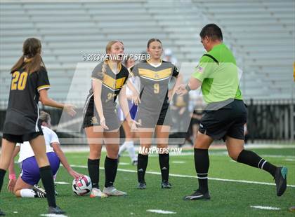 Thumbnail 3 in St. Amant vs. Byrd (Division I Regional Playoff) photogallery.