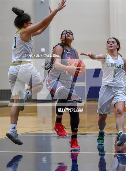 Thumbnail 3 in McCollum vs Lee [Robert E.] (SAISD Basketball Tournament) photogallery.