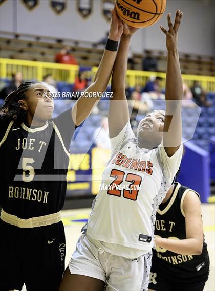 Thumbnail 1 in Robinson vs. Newport (Wynne Classic) photogallery.