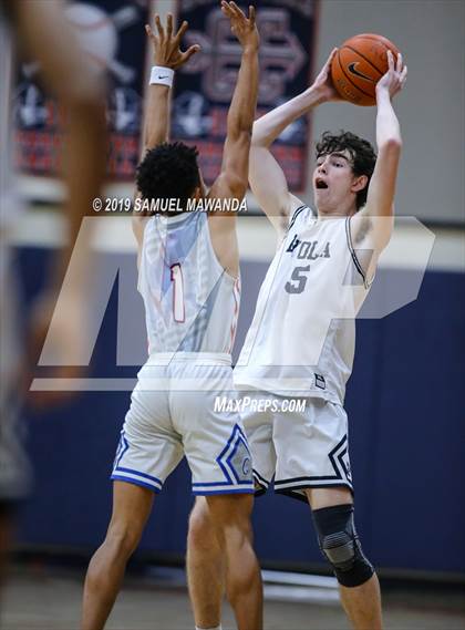 Thumbnail 3 in Loyola vs  Culver City (Rose City Roundball Classic) photogallery.