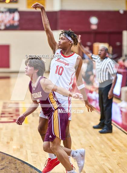 Thumbnail 2 in North Shore vs. Deer Park (McDonald's Texas Invitational) photogallery.