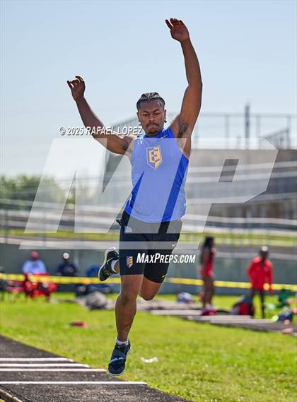Thumbnail 1 in UIL 6A Track & Field Area 21&22 (Triple Jump) photogallery.