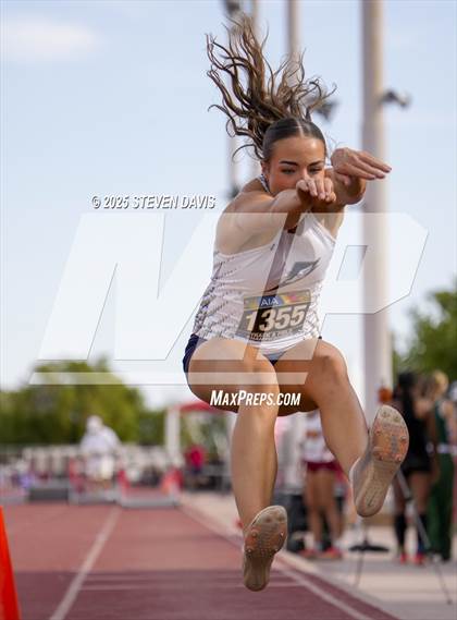 Thumbnail 2 in AIA Finals photogallery.