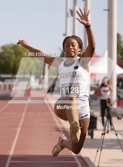 Thumbnail 3 in AIA Finals photogallery.