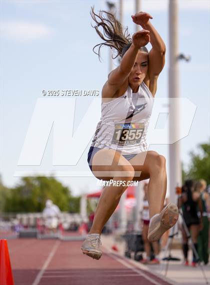 Thumbnail 1 in AIA Finals photogallery.