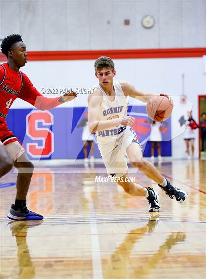 Thumbnail 2 in Veterans Memorial vs. Liberty Hill (UIL 5A Regional Quarterfinal) photogallery.