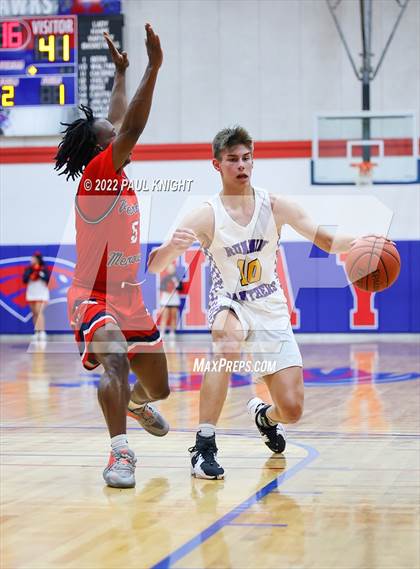Thumbnail 3 in Veterans Memorial vs. Liberty Hill (UIL 5A Regional Quarterfinal) photogallery.