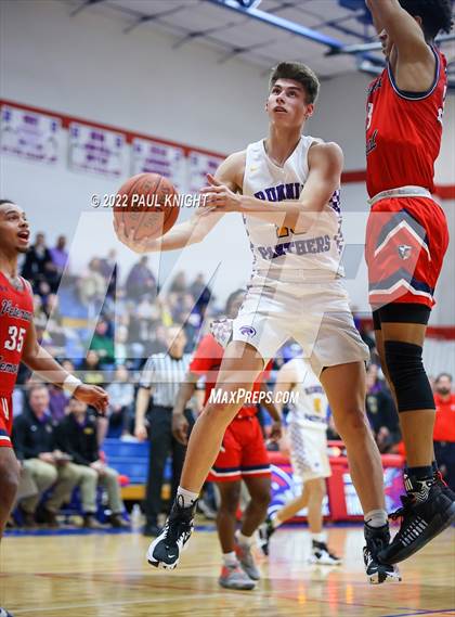 Thumbnail 3 in Veterans Memorial vs. Liberty Hill (UIL 5A Regional Quarterfinal) photogallery.
