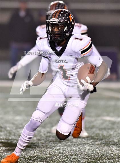 Thumbnail 2 in Central vs. Sierra Canyon (CIF State DIV 1AA Championship Final) photogallery.