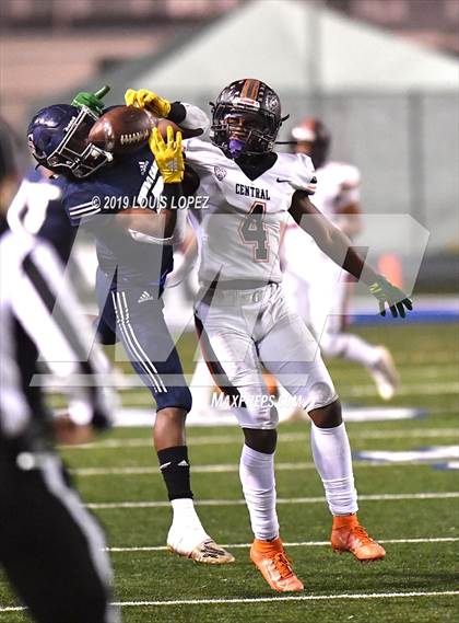 Thumbnail 3 in Central vs. Sierra Canyon (CIF State DIV 1AA Championship Final) photogallery.