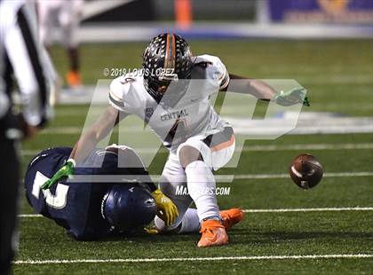 Thumbnail 3 in Central vs. Sierra Canyon (CIF State DIV 1AA Championship Final) photogallery.
