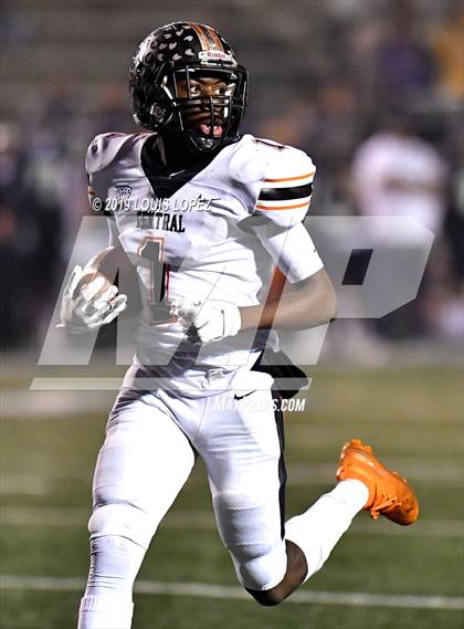 Thumbnail 3 in Central vs. Sierra Canyon (CIF State DIV 1AA Championship Final) photogallery.