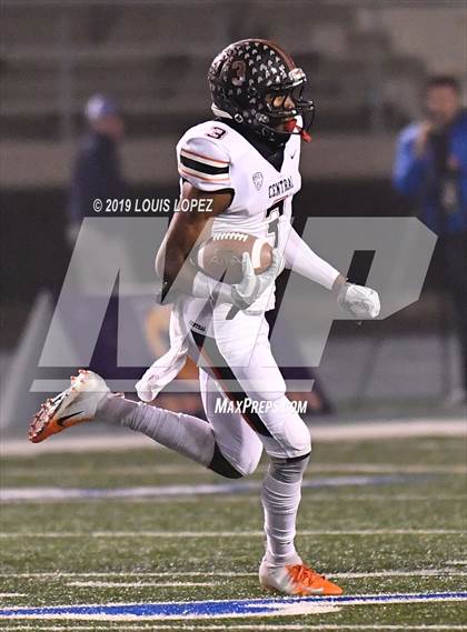 Thumbnail 1 in Central vs. Sierra Canyon (CIF State DIV 1AA Championship Final) photogallery.