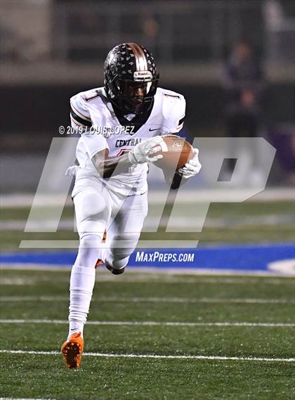 Thumbnail 1 in Central vs. Sierra Canyon (CIF State DIV 1AA Championship Final) photogallery.