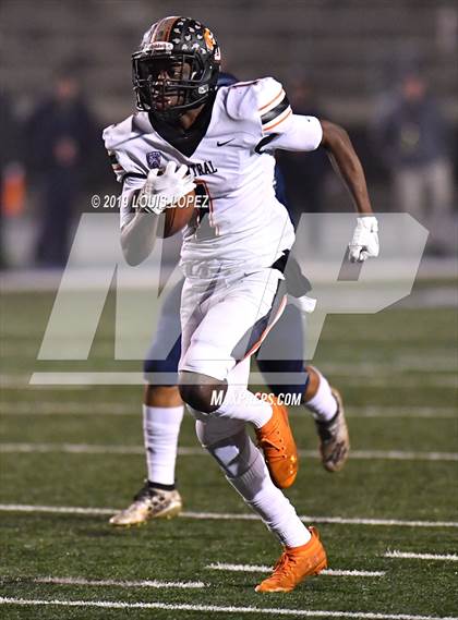 Thumbnail 1 in Central vs. Sierra Canyon (CIF State DIV 1AA Championship Final) photogallery.