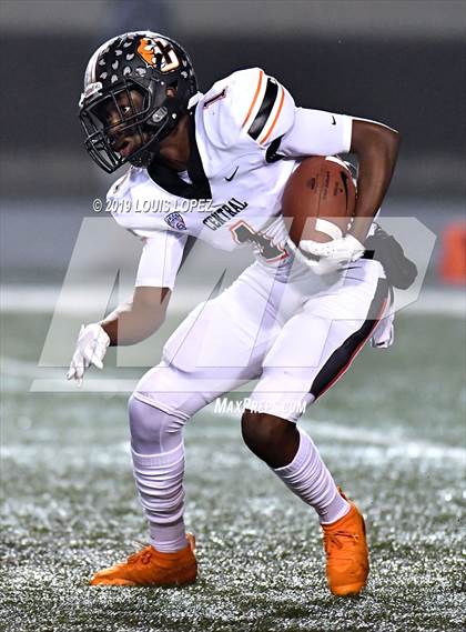 Thumbnail 1 in Central vs. Sierra Canyon (CIF State DIV 1AA Championship Final) photogallery.