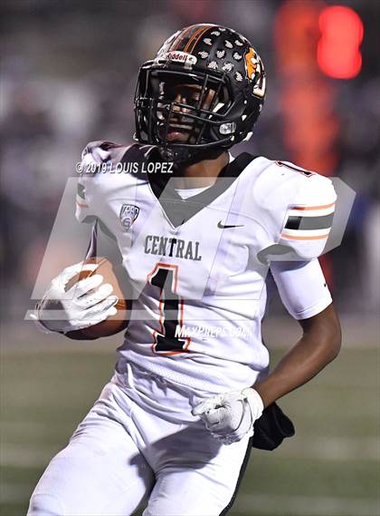 Thumbnail 1 in Central vs. Sierra Canyon (CIF State DIV 1AA Championship Final) photogallery.