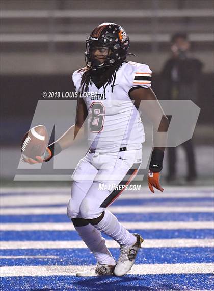 Thumbnail 2 in Central vs. Sierra Canyon (CIF State DIV 1AA Championship Final) photogallery.