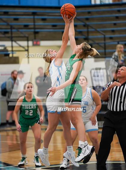 Thumbnail 3 in Triton Central @ Cascade photogallery.