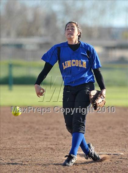 Thumbnail 2 in Carson vs. Lincoln (Victory Pre-Season Tournament) photogallery.