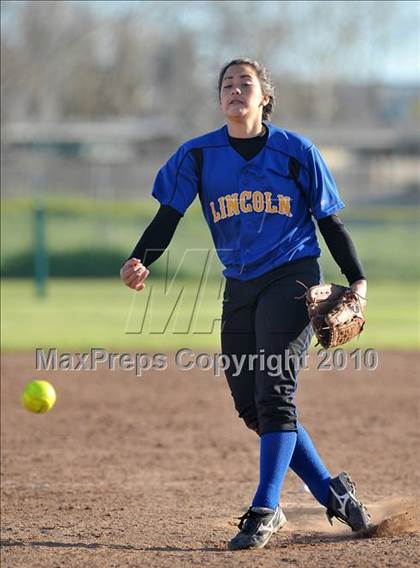 Thumbnail 2 in Carson vs. Lincoln (Victory Pre-Season Tournament) photogallery.