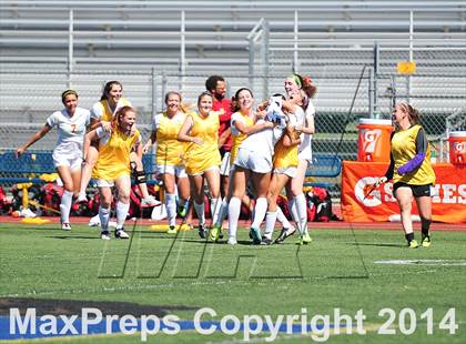 Thumbnail 2 in Cathedral Catholic vs. La Costa Canyon (CIF SoCal Regional D2 Final) photogallery.