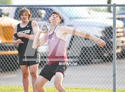 Thumbnail 1 in IHSAA Sectional 17 (Shot Put) photogallery.
