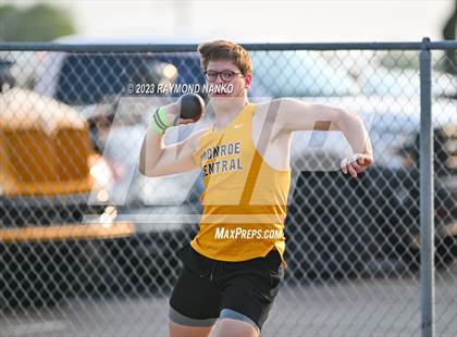 Thumbnail 2 in IHSAA Sectional 17 (Shot Put) photogallery.