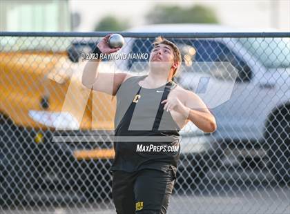 Thumbnail 1 in IHSAA Sectional 17 (Shot Put) photogallery.