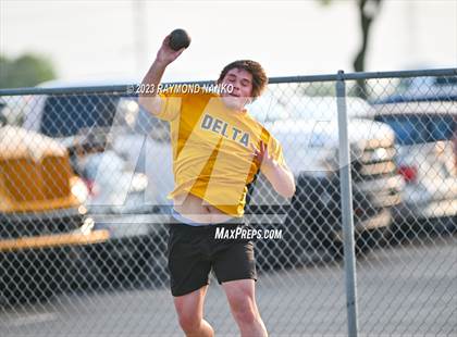 Thumbnail 3 in IHSAA Sectional 17 (Shot Put) photogallery.