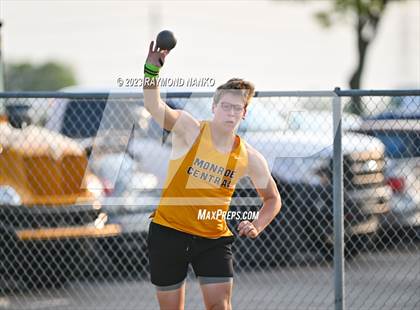 Thumbnail 1 in IHSAA Sectional 17 (Shot Put) photogallery.