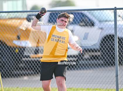 Thumbnail 2 in IHSAA Sectional 17 (Shot Put) photogallery.