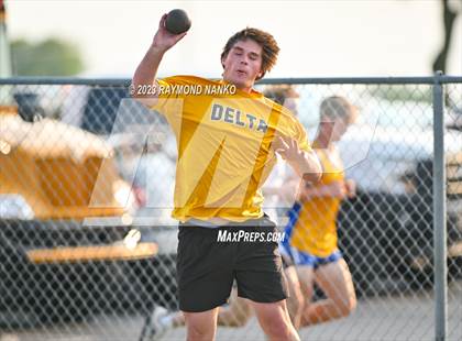 Thumbnail 2 in IHSAA Sectional 17 (Shot Put) photogallery.