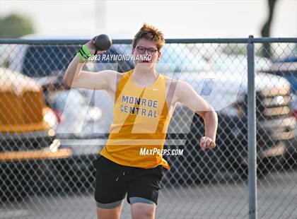 Thumbnail 3 in IHSAA Sectional 17 (Shot Put) photogallery.