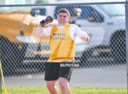 Thumbnail 1 in IHSAA Sectional 17 (Shot Put) photogallery.