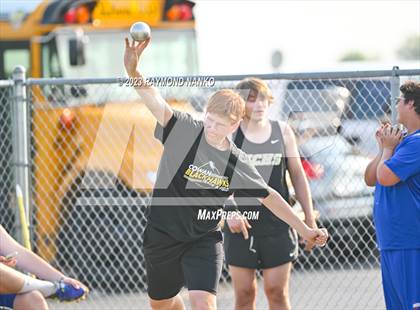 Thumbnail 1 in IHSAA Sectional 17 (Shot Put) photogallery.