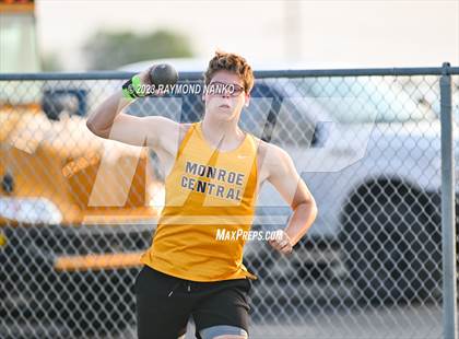 Thumbnail 1 in IHSAA Sectional 17 (Shot Put) photogallery.