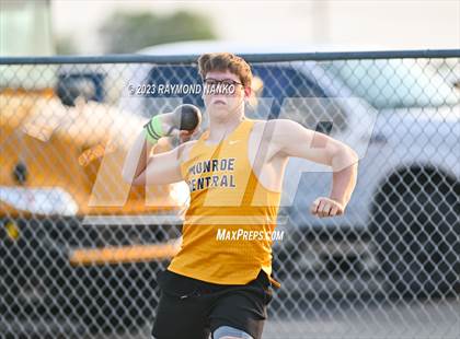 Thumbnail 3 in IHSAA Sectional 17 (Shot Put) photogallery.