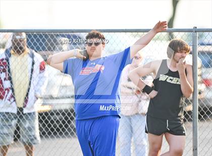 Thumbnail 1 in IHSAA Sectional 17 (Shot Put) photogallery.