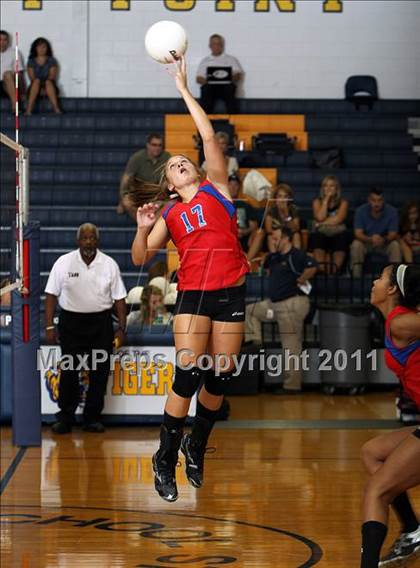 Thumbnail 2 in Cedar Park vs Midwy photogallery.