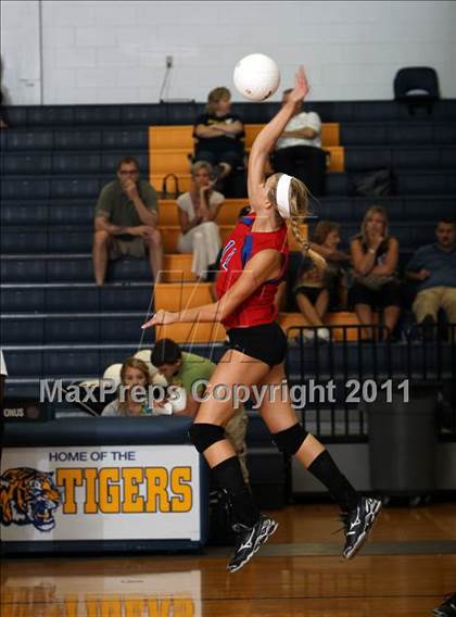Thumbnail 3 in Cedar Park vs Midwy photogallery.