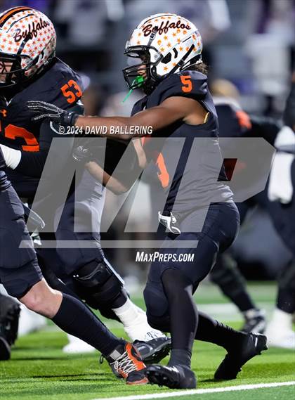 Thumbnail 2 in Richardson vs Haltom (UIL Football 6A D1 Bi-District) photogallery.