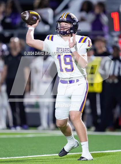 Thumbnail 3 in Richardson vs Haltom (UIL Football 6A D1 Bi-District) photogallery.
