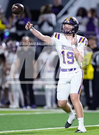 Thumbnail 3 in Richardson vs Haltom (UIL Football 6A D1 Bi-District) photogallery.